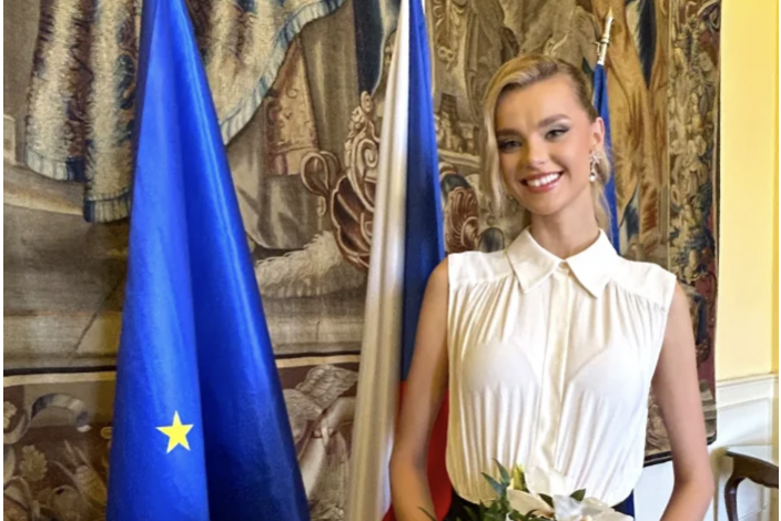Miss World Krystyna Pyszková na návštevě u ministra Lipavskýho