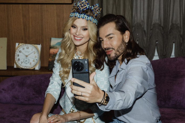 Miss World 2024 Krystyna Pyszková se Samem Dolce v hotelu Emblem