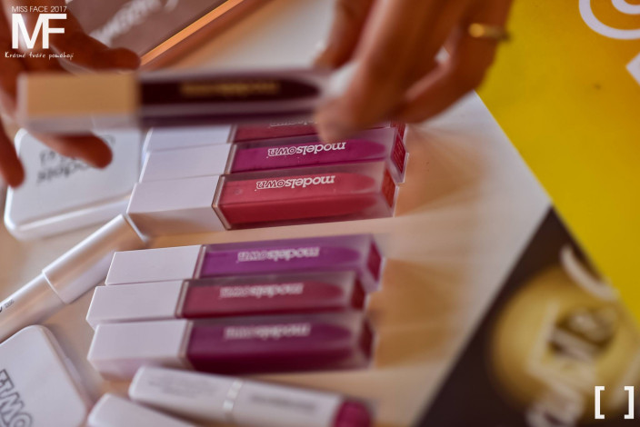 Převzetí dárků od Models Own