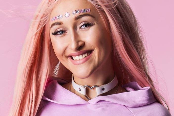 Sharlota zazpívá na finále