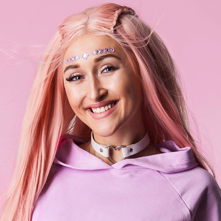 Sharlota zazpívá na finále