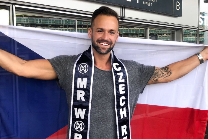 Jakub Kraus odletěl na Mister World na Filipíny