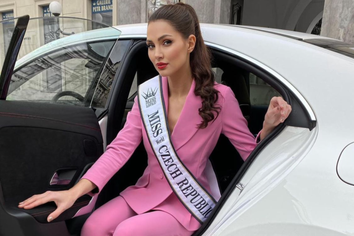 Karolína Kopíncová ve svém voze Mercedes-Benz řady CLA