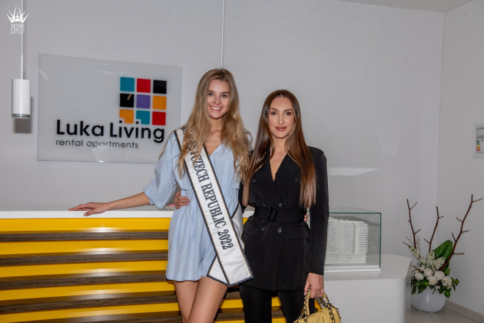 Krystyna Pyszková si přebírá klíče od nového bytu