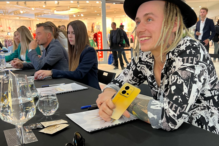 Vojta Drahokoupil v porotě hlasuje cez Vivo mobile