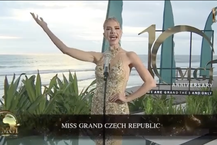 Miss Grand CZ 2022 Mariana Bečková v šatech Garlate design