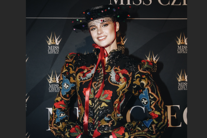 Krystyna Pyszková vynesla na tiskovou konferenci šaty Sama Dolce